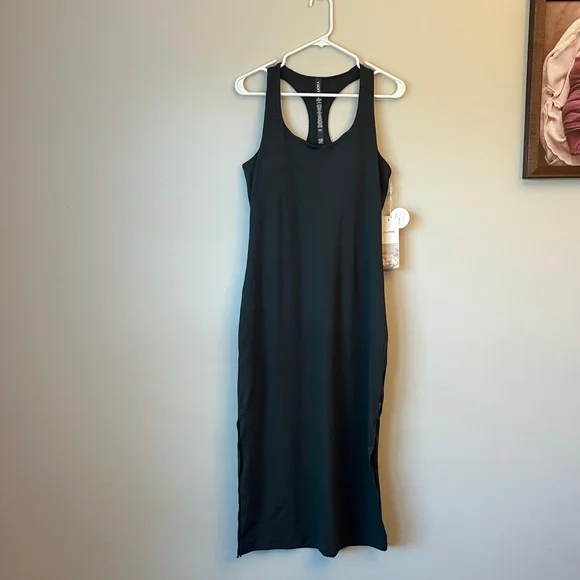 green emerald velvet dress Vuori Women's Energy Top – Athletic Annex